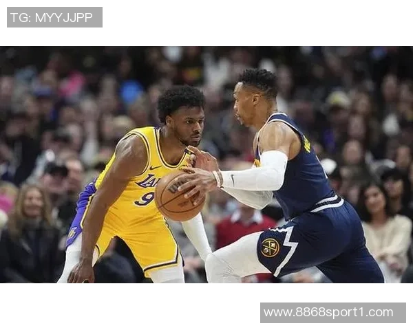 夸梅：布朗尼在主场比赛中表现得如同被车灯照射的迷茫鹿