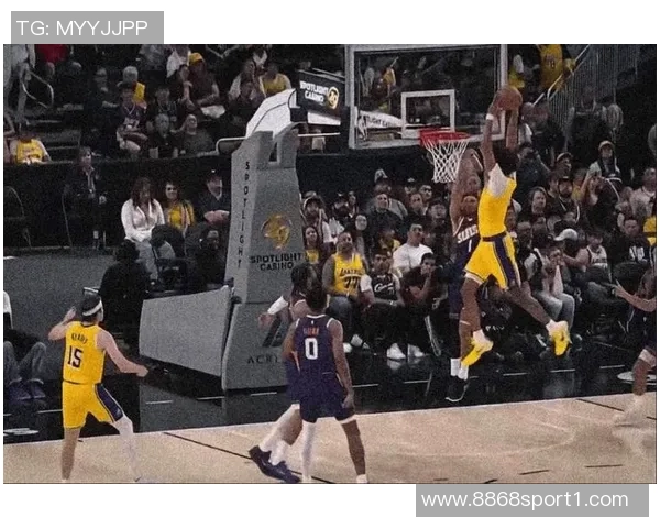 詹东再创佳绩同场砍下30分5篮板5助攻平历史纪录展现强大实力 詹东再创佳绩同场砍下30分5篮板5助攻平历史纪录展现强大实力